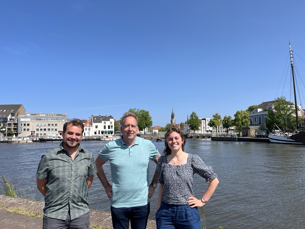 De gauche à droite : Benoît Gadiollet, Johan Diepens (fondateur et PDG de Mobycon) et Anna Tailiez à Delft, aux Pays-Bas.